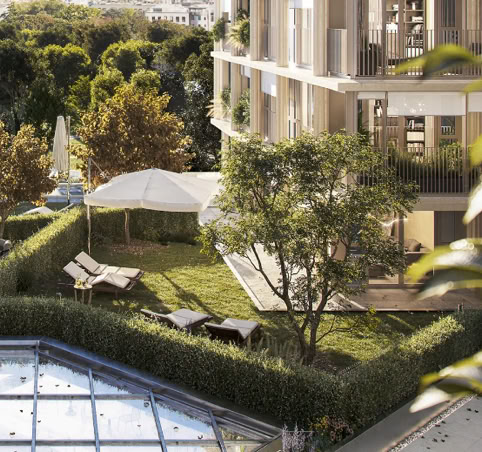 Moderne Wohngebäude mit Garten, Liegestühlen und Bäumen.